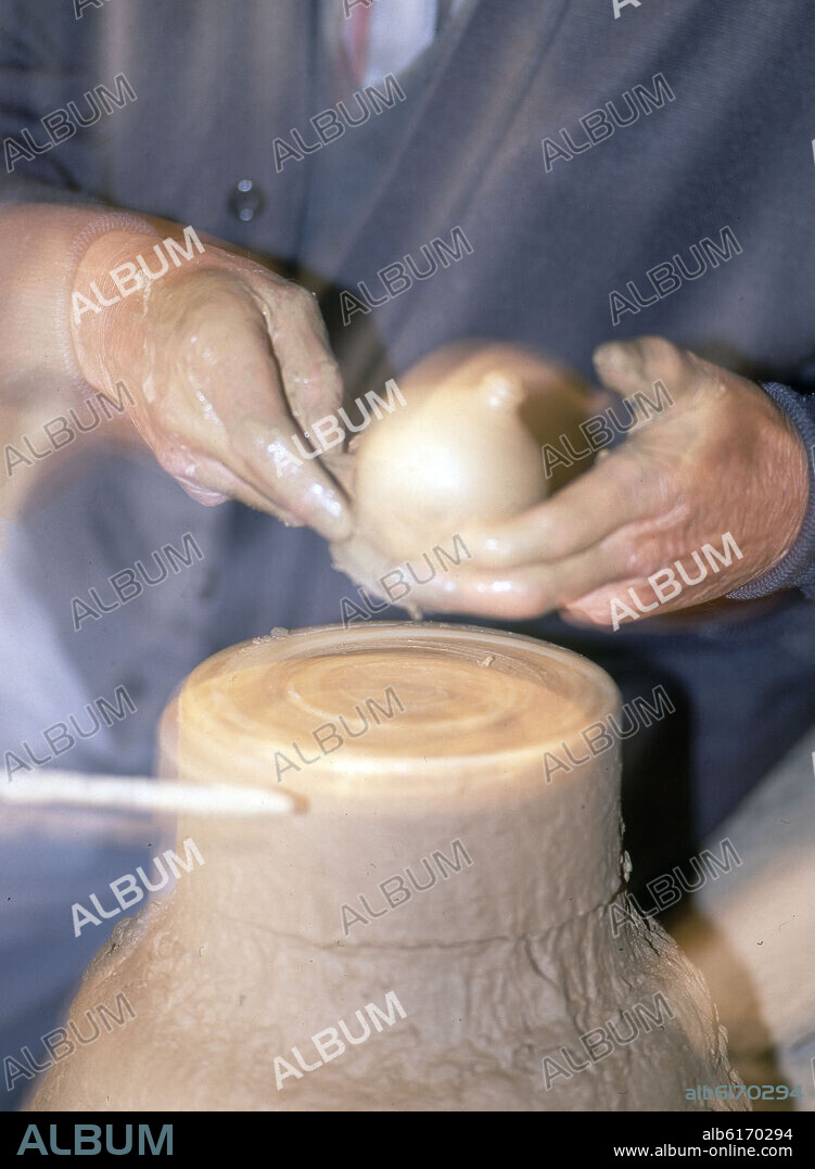 NICOLAS GUERRA GOMEZ (S XX) ALFARERO. MANOS DE ALFARERO TRABAJANDO EL BARRO EN EL TORNO.