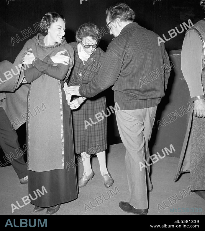 Wagner, Wieland Theatre director, grandson of Richard Wagner; 1917-1966. Wieland Wagner during the rehearsals of the reenactment of "Tristan and Isolde" at the Städtische Oper Berlin (Premiere 4.11.1959), left Kerstin Meyer in the part of Brangäne. Photo.