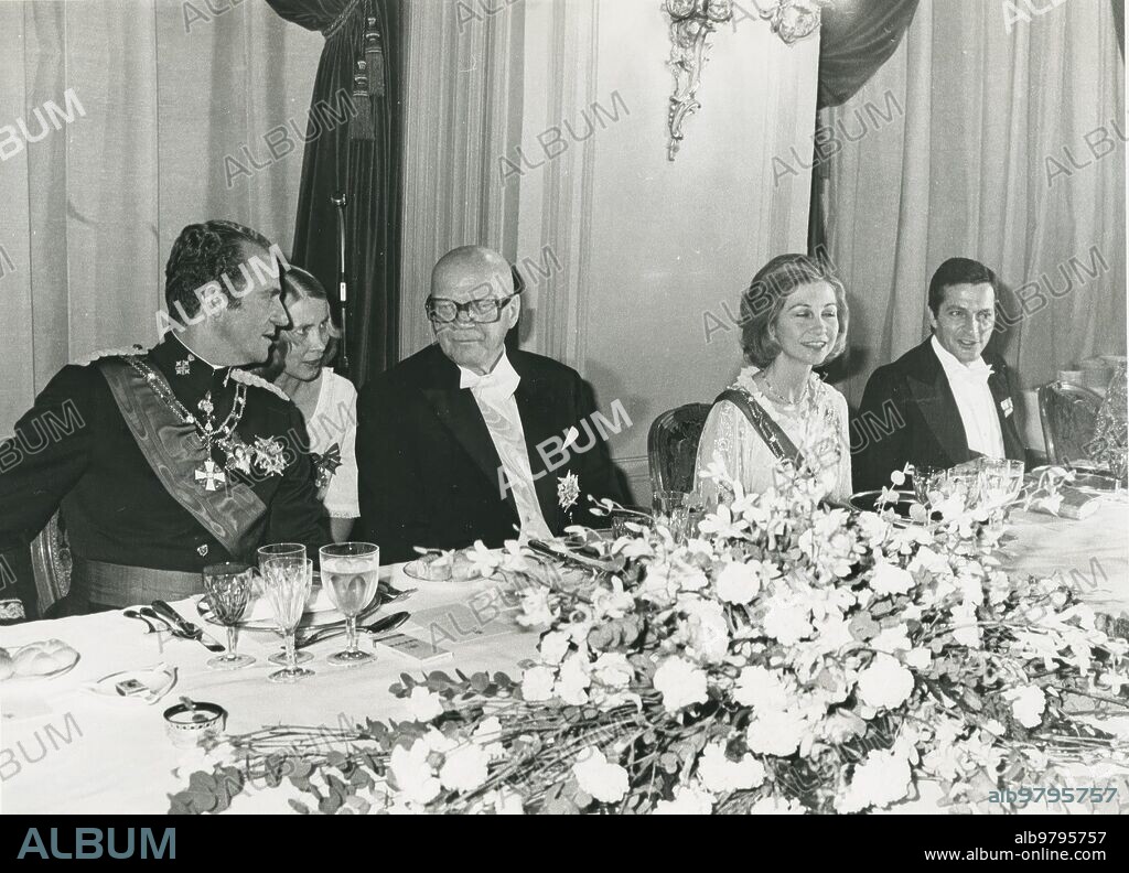 Madrid, 11/12/1978.-  Cena de gala en el Palacio Real en honor del presidente finlandés Urho Kekkonen, de visita oficial en España. S.M. El Rey Don Juan Carlos conversa con Kekkonen, ayudado de una traductora. Junto a ellos S.M. La Reina Doña Sofía junto al presidente del gobierno, Adolfo Suárez.