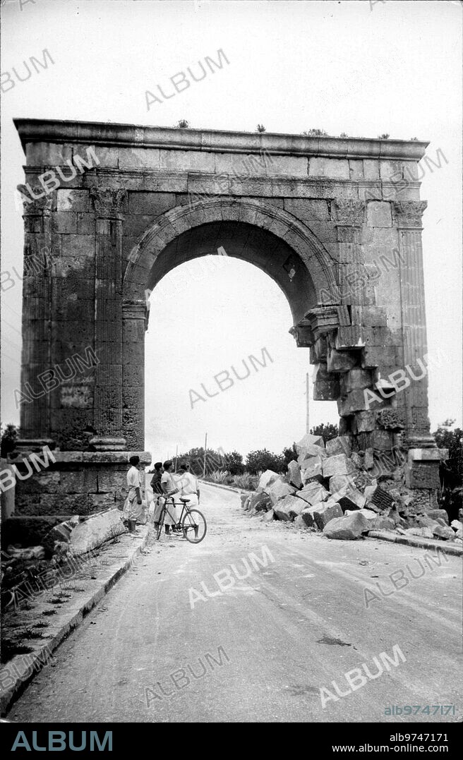 Agosto 1936. Arco de Bará (Tarragona), al cual se le Colocó un petardo que le Ocasionó Serios Desperfectos.
Foto: chinchilla.