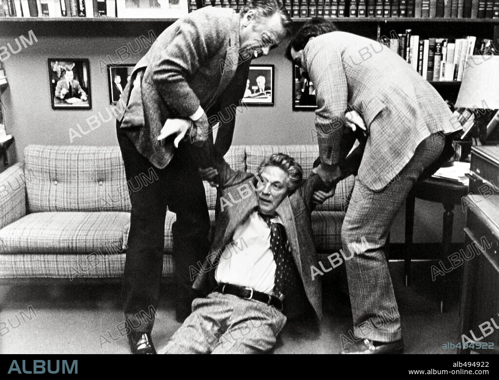 PETER FINCH y WILLIAM HOLDEN en NETWORK, UN MUNDO IMPLACABLE, 1976 (NETWORK), dirigida por SIDNEY LUMET. Copyright UNITED ARTISTS.