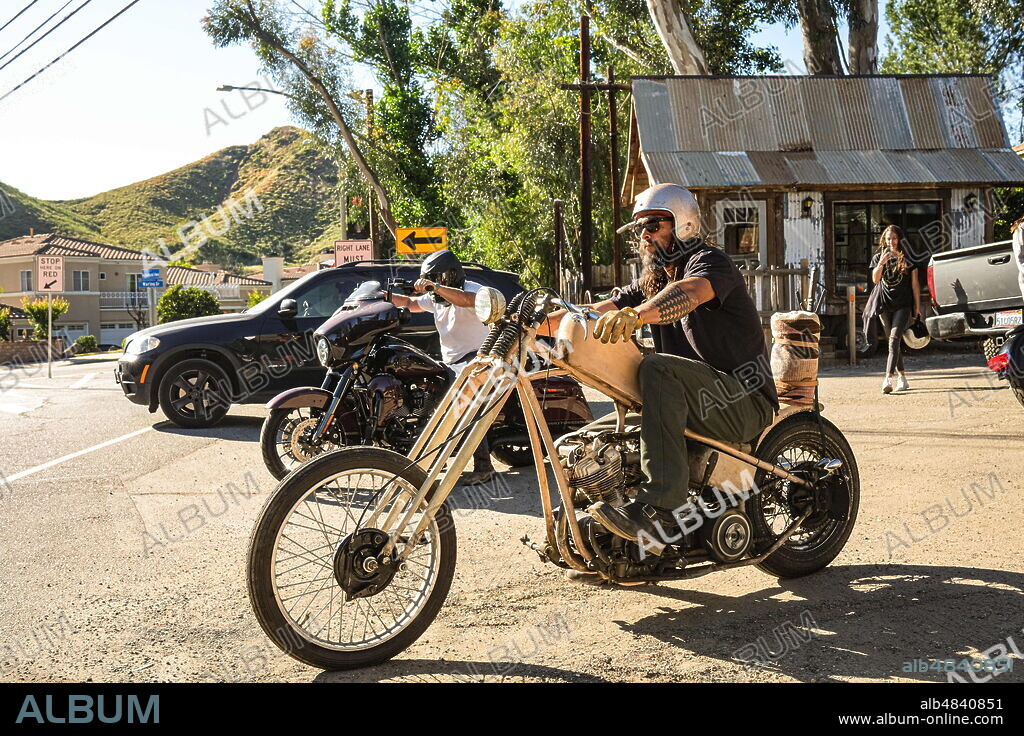 May 19, 2020, Agoura Hills, California, USA: Actor JASON MOMOA, without a face mask on his vintage 1947 bike, stops at a country store for a pit stop as he and friends ride motorcycles on a sunny day in Southern California during the ongoing coronavirus pandemic. (Credit Image: © Jason Ryan/ZUMA Wire).