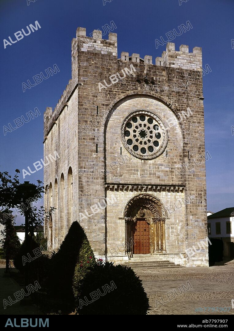 IGLESIA DE SAN NICOLAS LEVANTADA POR LA ORDEN HOSPITALARIA DE SAN JUAN DE JERUSALEN - SIGLO XII - ROMANICO GALLEGO.