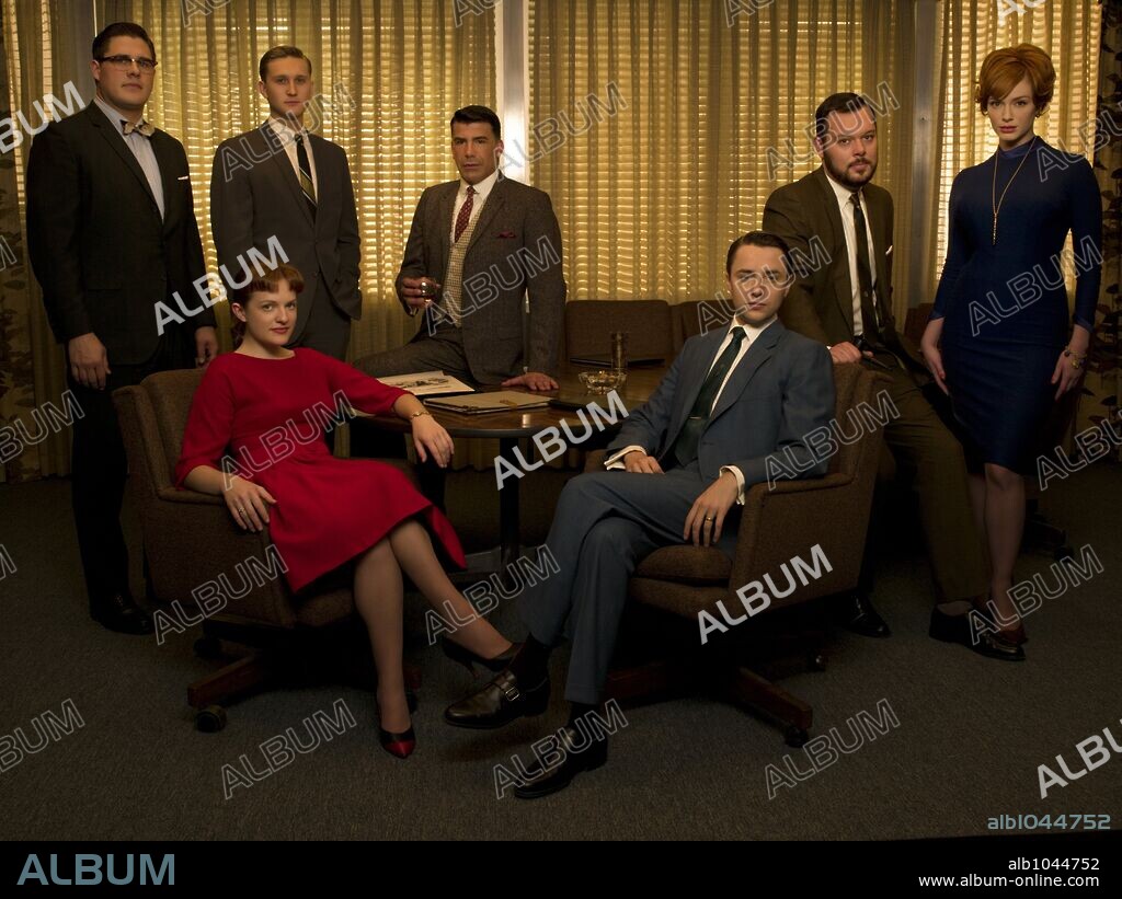 AARON STATON, BRYAN BATT, CHRISTINA HENDRICKS, ELISABETH MOSS, MICHAEL GLADIS, RICH SOMMER and VINCENT KARTHEISER in MAD MEN, 2007, directed by TIM HUNTER. Copyright AMERICAN MOVIE CLASSICS (AMC)/RADICAL MEDIA.