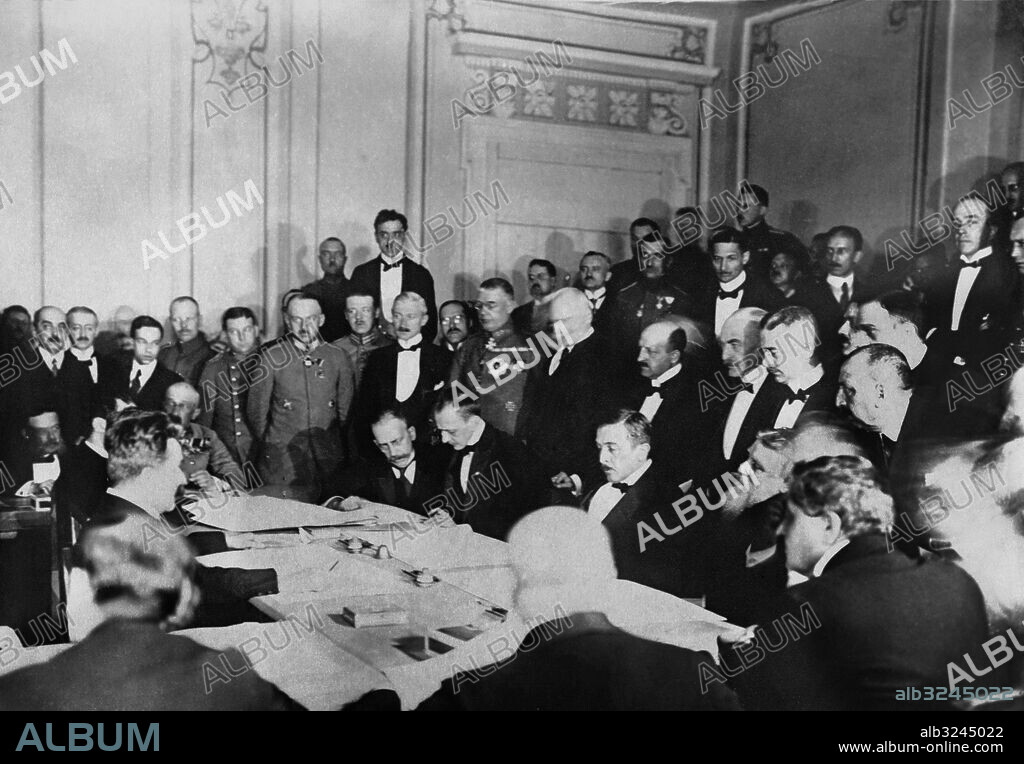FILE 1918. First World War. Treaty of Brest-Litovsk between Ukrainian People's Republic and the Central Powers.. Ukraine makes peace with the Central Powers (Germany, Austria-Hungary, Ottoman Empire and Bulgaria). The Peace Protocol was signed by, in the middle, Count Ottokar Czernin from Austria-Hungary, General Hoffmann and Baron Kühlmann.. ***. Bild från första världskriget. Ukraina sluter fred med Centralmakterna (Tyskland,Österrike-Ungern, Osmanska riket och Bulgarien). Vid fredsprotokollets undertecknande syns i mitten greve Ottokar Czernin från Österrike-Ungern, generalmajor Hoffmann och baron Kühlmann.. . Foto:Scanpix Historical/ Kod:1900. Scanpix SWEDEN.