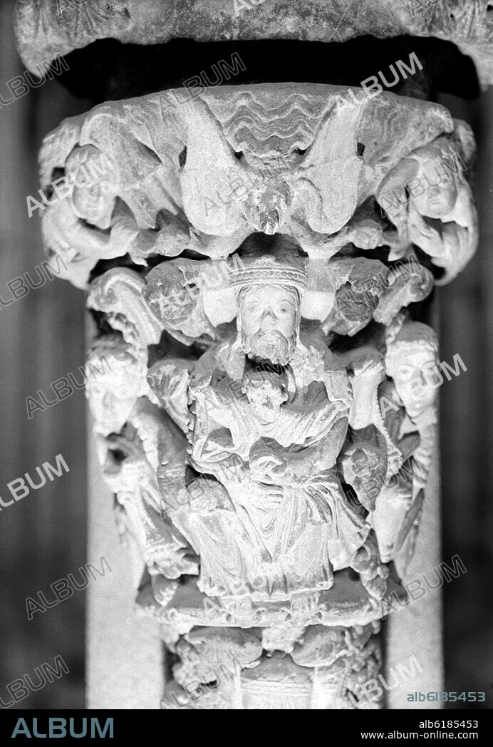 MAESTRO MATEO. SANTISIMA TRINIDAD - CAPITEL DEL PARTELUZ DEL PORTICO DE LA GLORIA SITUADO DEBAJO DEL APOSTOL SANTIAGO - SIGLO XII - ROMANICO ESPAÑOL -.