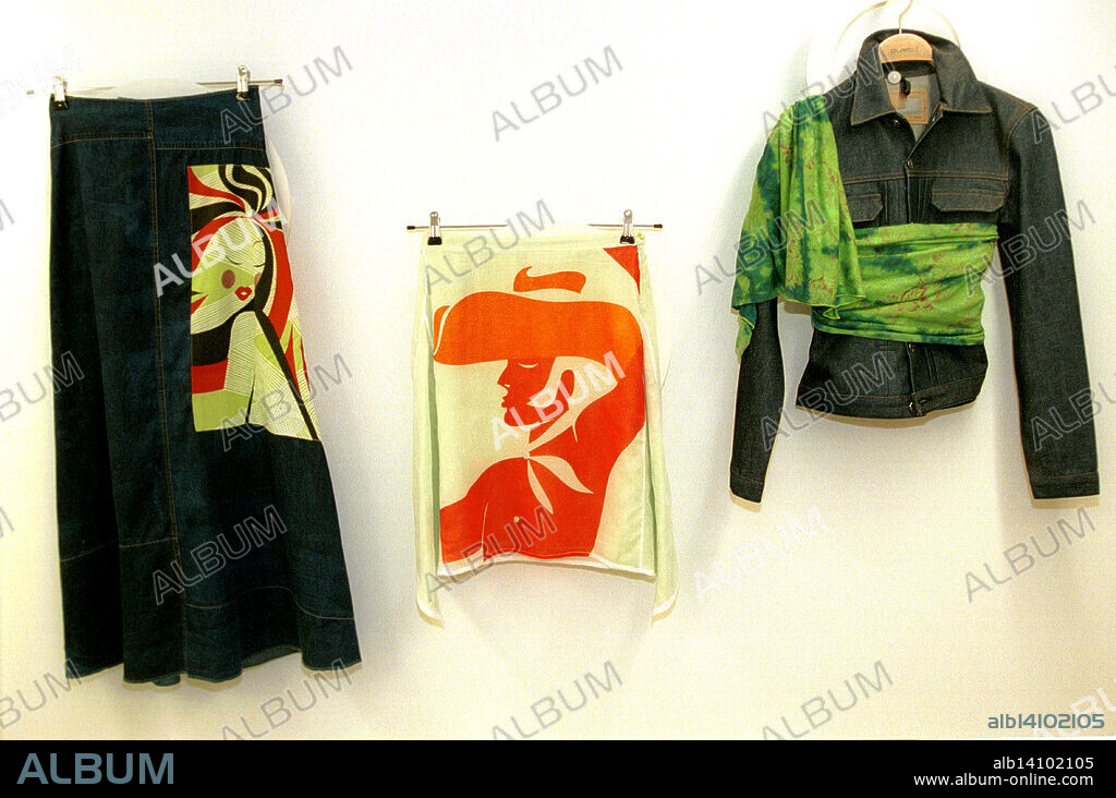 Modelos de ropa diseñada por Custo-Dalmau, la marca catalana en su tienda de Barcelona. 2003.