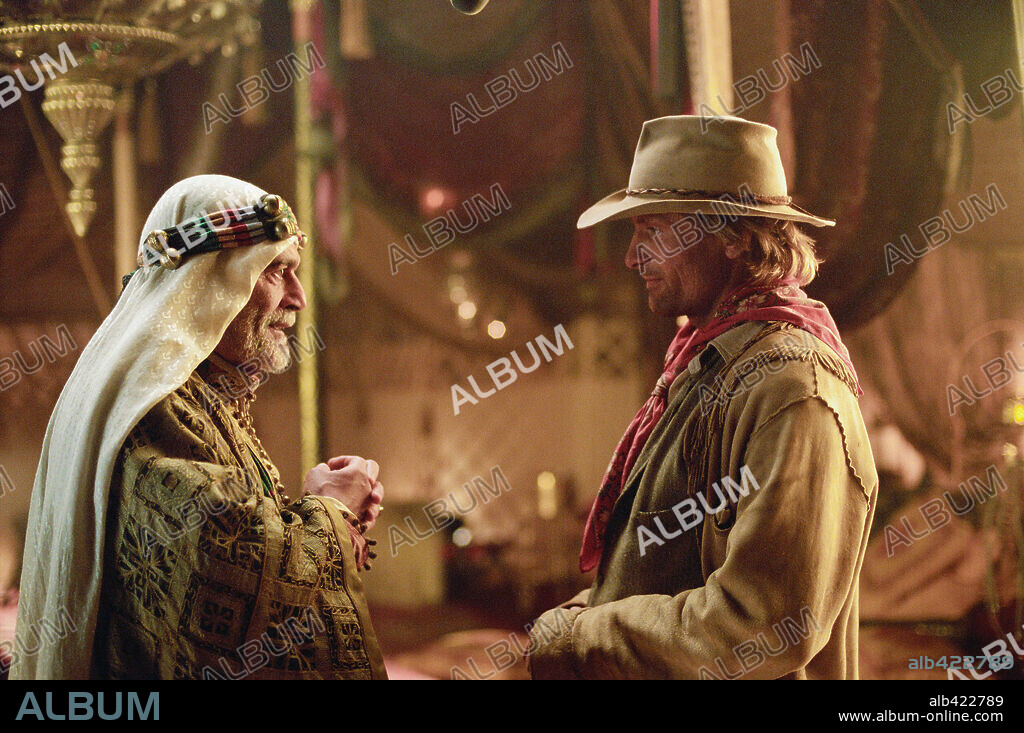 OMAR SHARIF y VIGGO MORTENSEN en OCÉANOS DE FUEGO, 2004 (HIDALGO), dirigida por JOE JOHNSTON. Copyright TOUCHSTONE PICTURES/BUENA VISTA PICTURES.