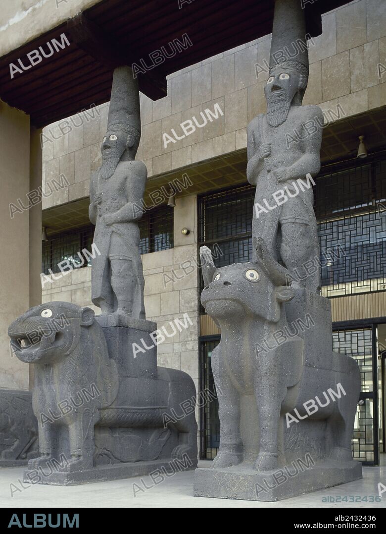 CIVILIZACIONES MEDITERRANEO ORIENTAL. SIRIA. CULTURA DE HALAF (-5300 h. -4300). Se extendió de Samarra al lago Van y de los montes Zagros a los Tauros. CARIATIDES de basalto, que custodiaban el TEMPLO DE TALL HALAF (yacimiento del nordeste del país). Entrada del edificio del Museo Nacional de Alepo.
