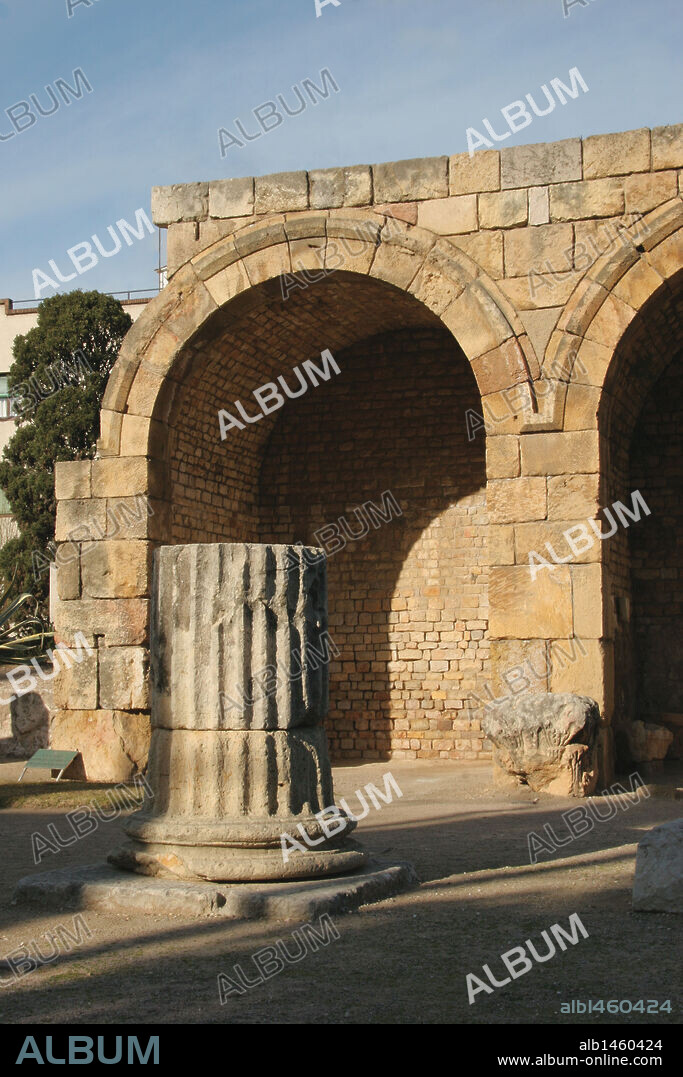 ARTE ROMANO. ESPAÑA. FORO DE LA COLONIA O FORO LOCAL DE TARRAGONA. Situado en la parte baja de la ciudad romana, dentro del área residencial. El primer foro data de época republicana (II a. C), pero en el año I d. C Augusto mandó monumentalizarlo. Ruinas de unas tiendas "Tabernaes". Tarragona, capital. Cataluña.