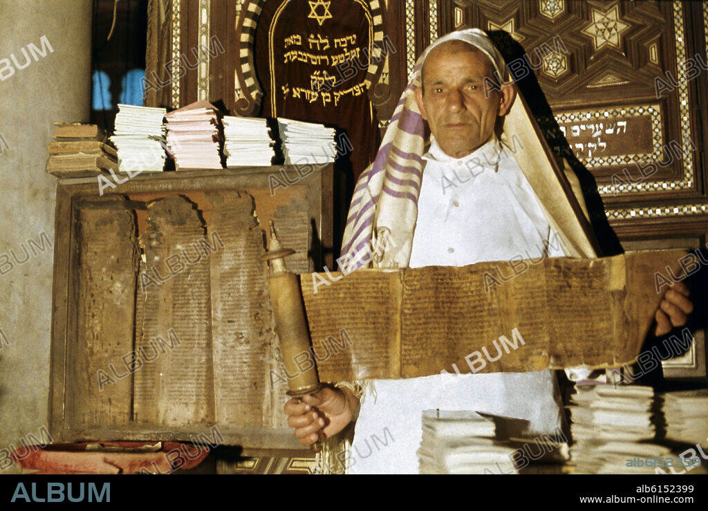 RABINO CON LA TORÁ-EL LIBRO DE LA LEY DE LOS JUDIOS-EN EL INTERIOR DE UNA SINAGOGA.