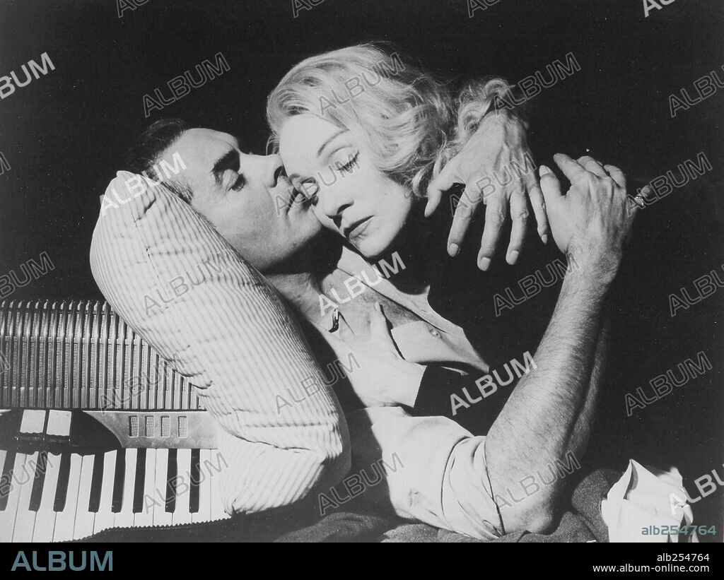 MARLENE DIETRICH y TYRONE POWER en TESTIGO DE CARGO, 1957 (WITNESS FOR THE PROSECUTION), dirigida por BILLY WILDER. Copyright UNITED ARTISTS.