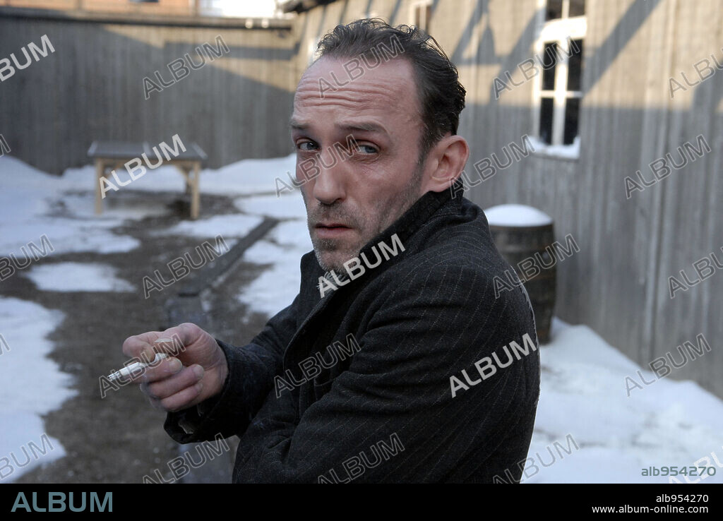 KARL MARKOVICS en LOS FALSIFICADORES, 2007 (DIE FALSCHER), dirigida por STEFAN RUZOWITZKY. Copyright BABELSBERG FILM GMBH/JOSEF AICHHOLZER FILMPRODUKTION/MAGNOLI.