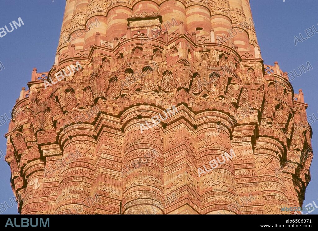 Delhi (Indien), Lal Kot, Qutb Minar-Komplex (seit 1993 Weltkulturerbe), Qutb-Minar / Siegesturm (Minarett der Moschee Quwwat al-Islam; erbaut ab 1199 unter Qutb ad-Din Aibak; ältestes Bauwerk der muslimischer Herrscher in Delhi; 4. und 5. Geschoss 1351-88; Höhe 72,5 m). /-Teilansicht: Muquarnas-Gesims des unteren Geschoss...