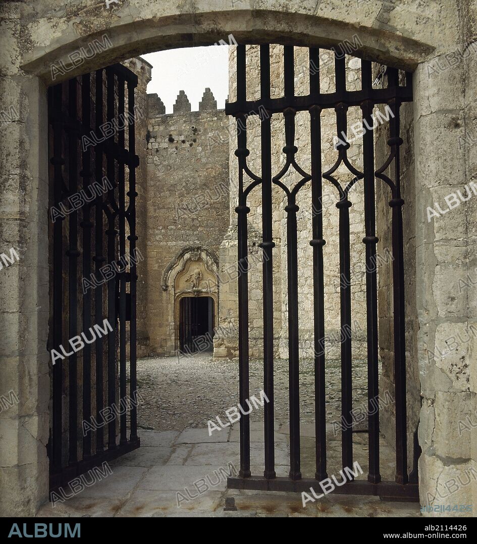 CASTILLA-LA MANCHA. BELMONTE. Detalle de la puerta de entrada al CASTILLO, que fue construído por Juan PACHECO entre 1456 y 1470 sobre una fortificación de 1324 más modesta. Provincia de Cuenca. España.