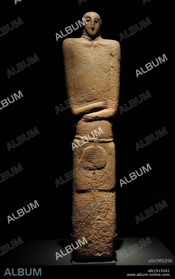 ARTE ANTIGUO. PENINSULA ARABIGA. ESTELA antropomorfa. Siglo III a. C. Gres. 100 X 36 X 9 C, -Beil al-'Ula / Mada'in Saleh, Tayman. Museo Nacional de Riyadh. Arabia Saudí.