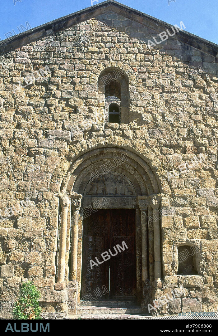 FACHADA DE LA IGLESIA ROMANICA CONSTRUIDA EN EL SIGLO XII DEDICADA A SAN JUAN Y SAN PABLO.