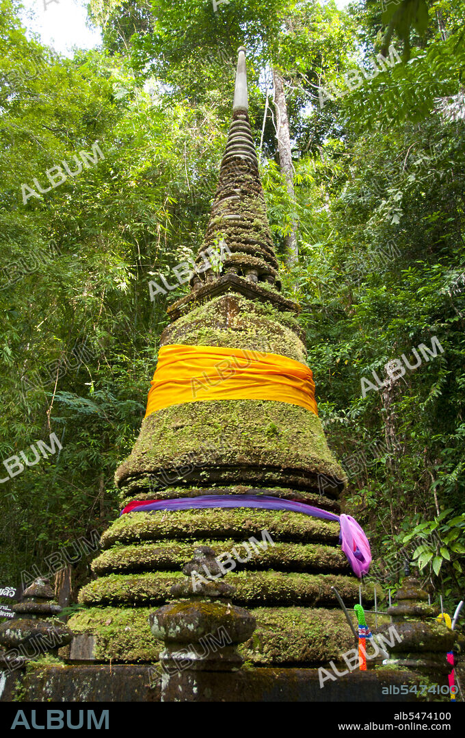 The Alongkon Chedi was built in 1876 CE by King Chulalongkorn (Rama V, b. 1853 - 1910) in memory of his and Queen Sunantha Kumarirat's visit to the Phlio Waterfall in 1874. Namtok Phlio National Park was designated a national park in 1975 and originally called Khao Sa Bap National Park. It covers an area of 135-sq km (52-sq miles) and contains some of Thailand's lushest rainforest. Wildlife within the park includes 32 species of mammals and 156 species of birds. Barking deer, tiger, leopard and Asiatic black bear are among its larger inhabitants.