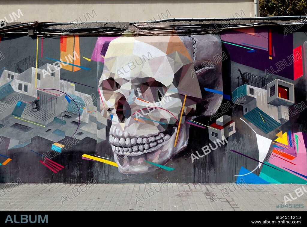 Pintura de calavera formada por triangulos, calle Paseo de la Circunvalación, barrio Sant Pere, Santa Catalina, Distrito Ciutat Vella, Barcelona en 2016.