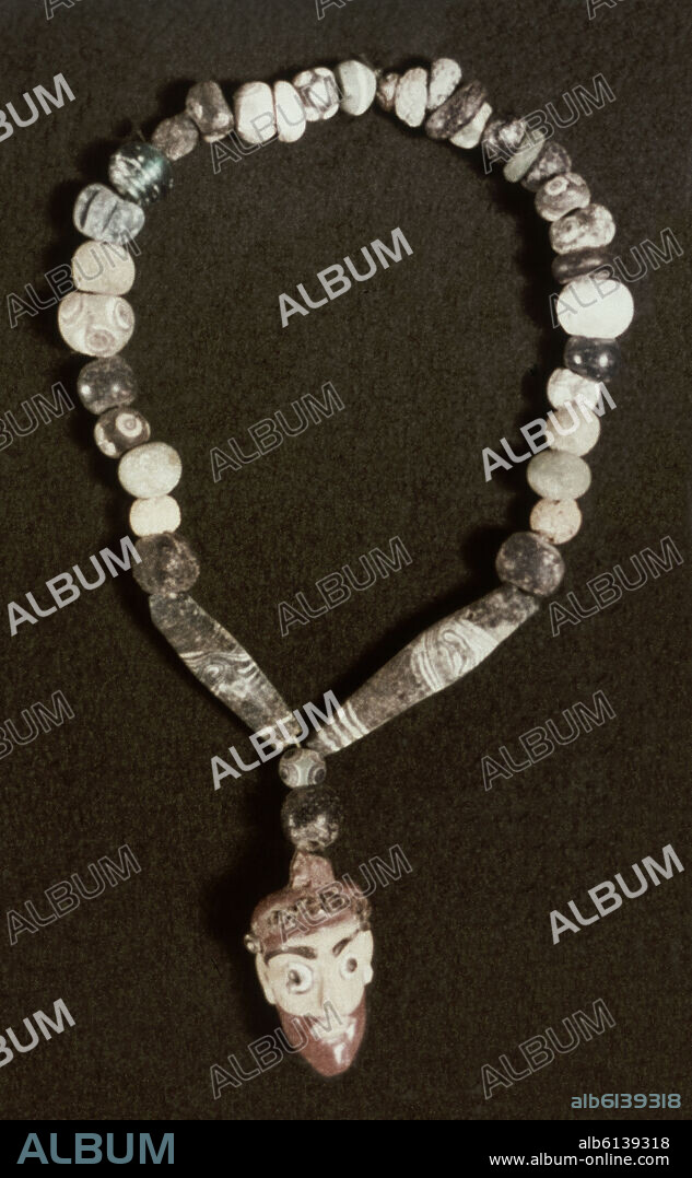 COLLAR DE CUENTAS DE PASTA VITREA CON COLGANTE PROCEDENTE DE PUIG DES MOLINS.