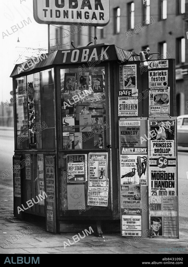 ARKIV 19670120.. En tidningskiosk från utsidan med löpsedlar.. Foto: Lennart Isaksson / AB Text & Bilder / SVT / Kod: 5600. Mapp: Tidningsförsäljare 1016 A1. Skyltar Försäljning.