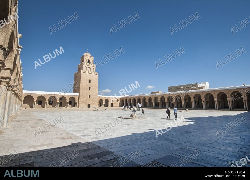 Gran Mezquita de Kairuán o mezquita de Uqba. Santuario más antiguo del occidente musulmán. Construida por Uqba ibn Nafi en 670 (el año 50 según el calendario islámico). Cuarto lugar sagrado para los musulmanes después de La Meca.