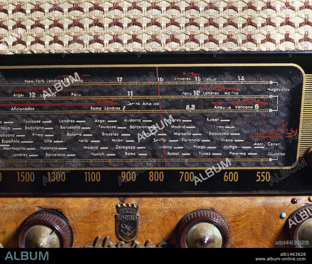 RADIO ANTIGUA de la marca IBERIA. Detalle del dial con las diferentes longitudes de onda y frecuencias de las emisoras de onda normal y corta.