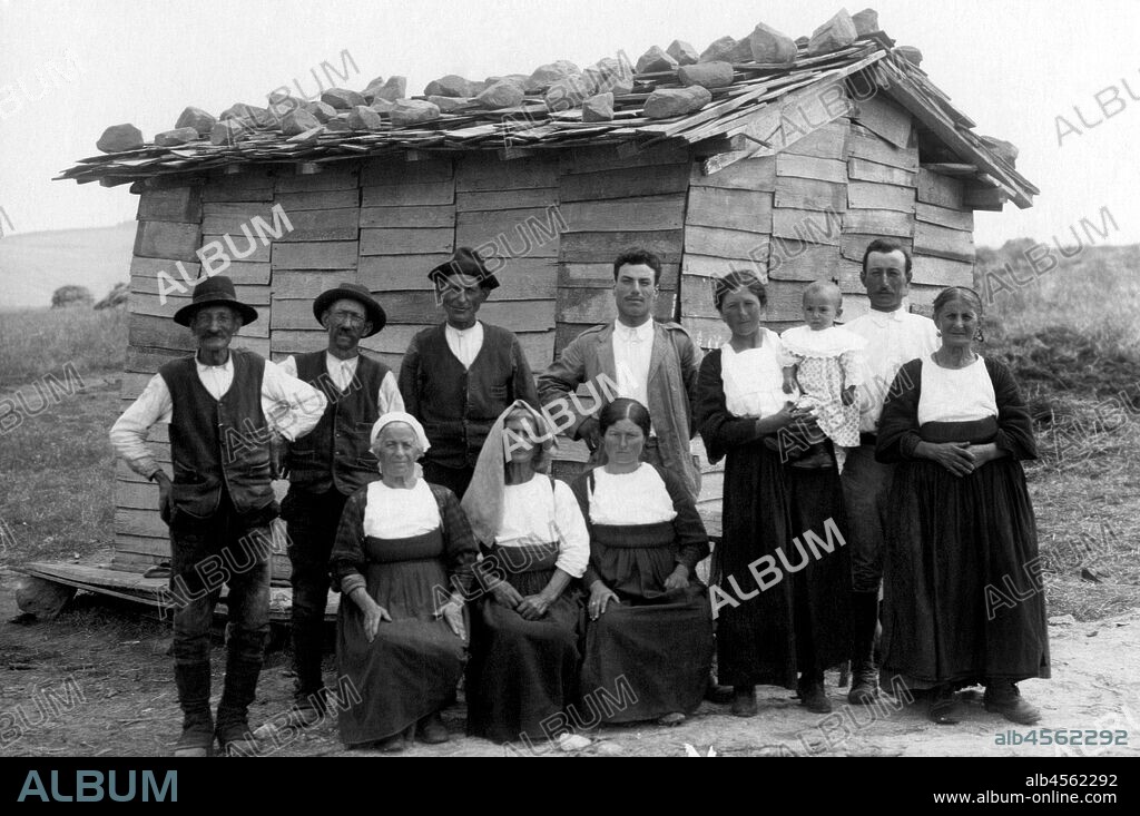 Italy, Basilicata, avigliano, group of sharecroppers in traditional dress, 1910-20.