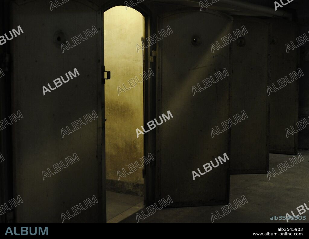 Centro de Documentación del Nacionalsocialismo. Museo Memorial de la Prisión de la Gestapo en la EL-DE House. Fundado en 1979. Fue la oficina central de la Policia Secreta del Estado (Gestapo) entre 1935 y 1945. Vista del sótano. Detalle del lugar donde, en 1943, se instaló una celda oscura de 2,4 metros cuadrados con un banco de piedra utilizada para interrogatorios donde los prisioneros eran golpeados y torturados. Colonia. Alemania.