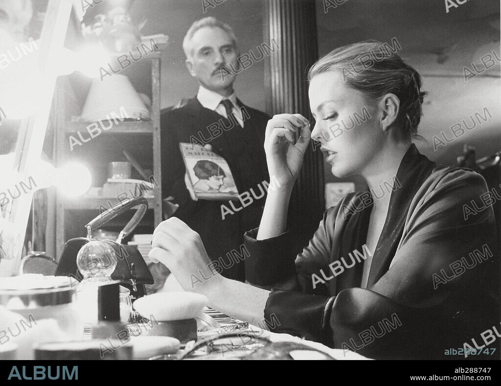 PATSY KENSIT y TERENCE STAMP en BELTENEBROS, 1991, dirigida por PILAR MIRO. Copyright COLUMBIA TRI STAR.