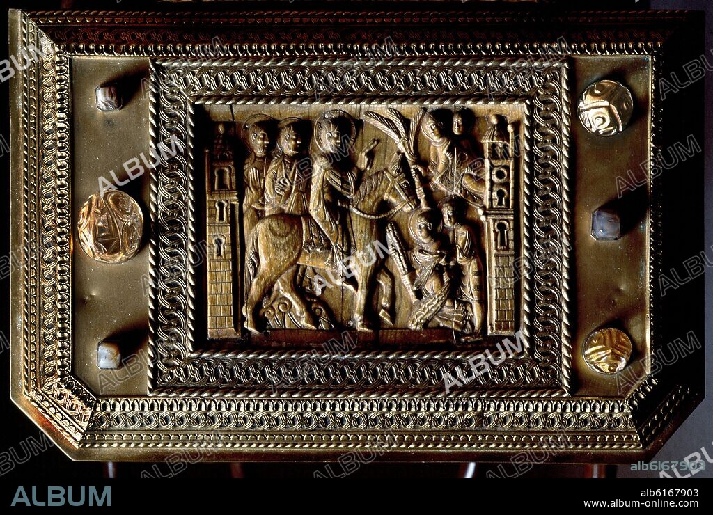 ARQUETA DE SAN FELIX - DETALLA DE LA TAPA DONDE SE REPRESENTA LA ENTRADA DE JESUS EN JERUSALEN - REALIZADA EN MARFIL A FINALES DEL SIGLO XI.