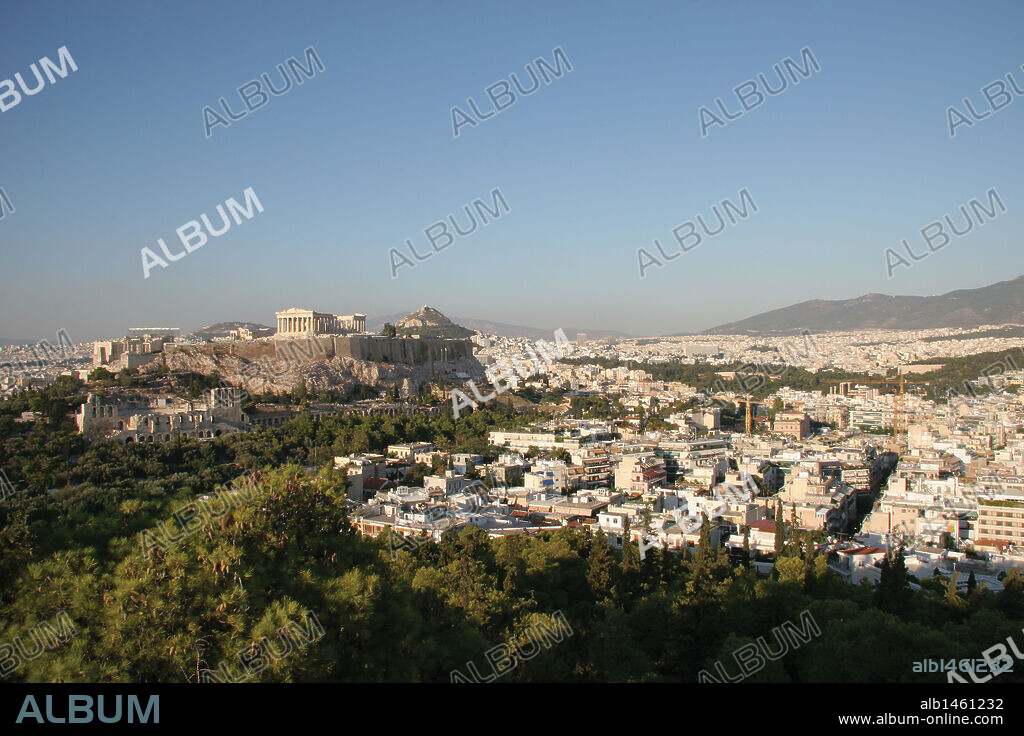 GRECIA ATENAS. Vista panorámica de la ACROPOLIS. Al fondo la colina Licavitos.