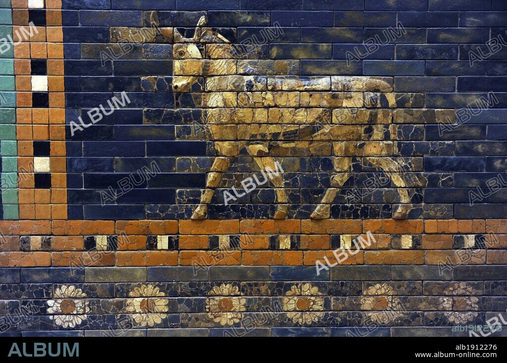 ARTE MESOPOTAMICO. NEOBABILONICO. PUERTA DE ISHTAR DE BABILONIA. (s. VI a. C.). Originalmente era una de las ocho puertas monumentales de la muralla interior de Babilonia. Fue construida en el año 575 a. C. durante el reinado de NABUCODONOSOR II (604-562 a. C.) con ladrillos de adobe de color azul. Reconstruida en 1930. Detalle de un TORO. Museo Pergamo (Isla de los Museos). Berlín. Alemania.