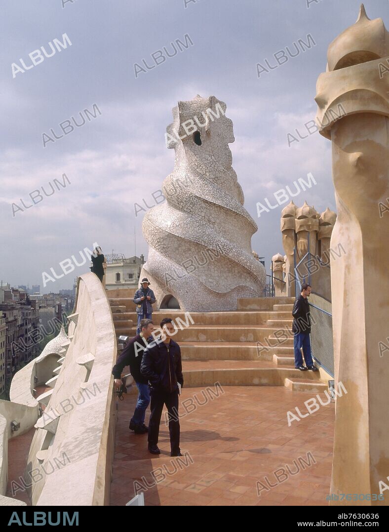 ANTONI GAUDÍ. CHIMENEAS MODERNISTAS- 1906-10.