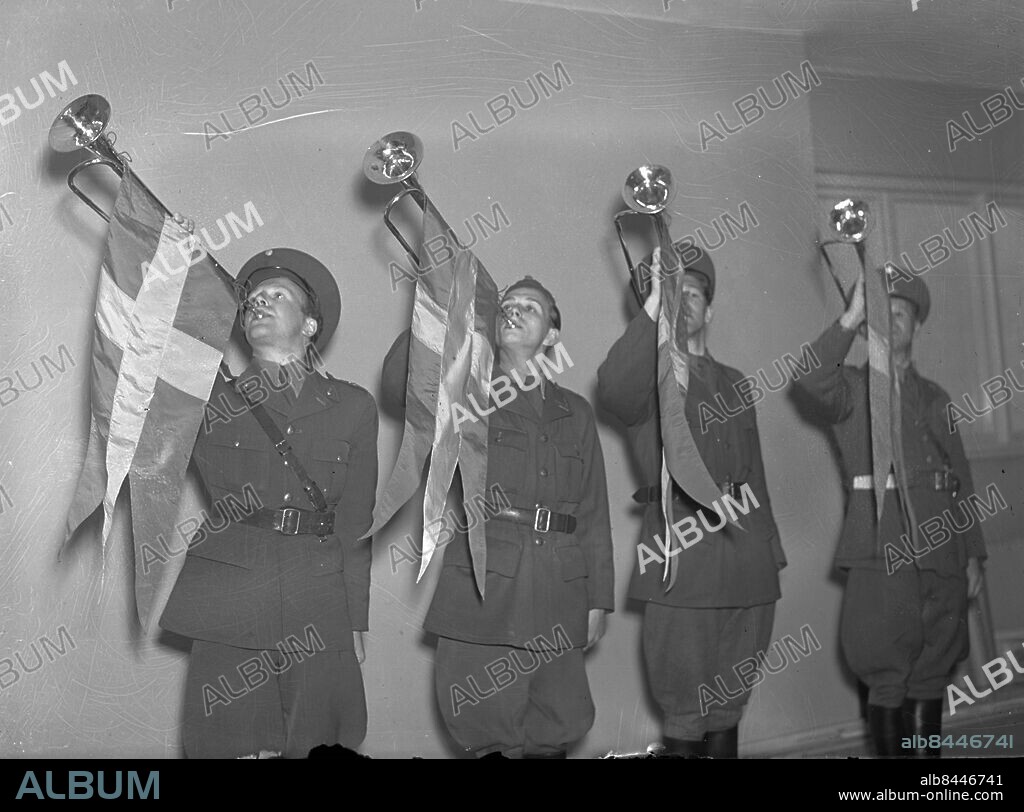 Göteborg 1942-05-09 - Häroldrar - fanfar spelas av fyra trumpetare - fest ridbyxor stövlar *** Local Caption *** GT Låda 1942-maj-01. KAMERAREPORTAGE.