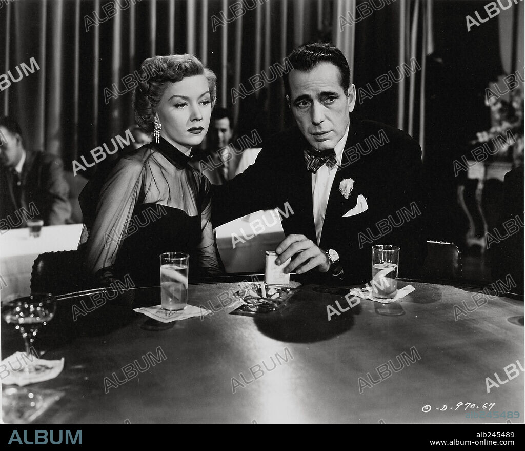 GLORIA GRAHAME et HUMPHREY BOGART dans IN A LONELY PLACE, 1950, réalisé par NICHOLAS RAY. Copyright COLUMBIA PICTURES.