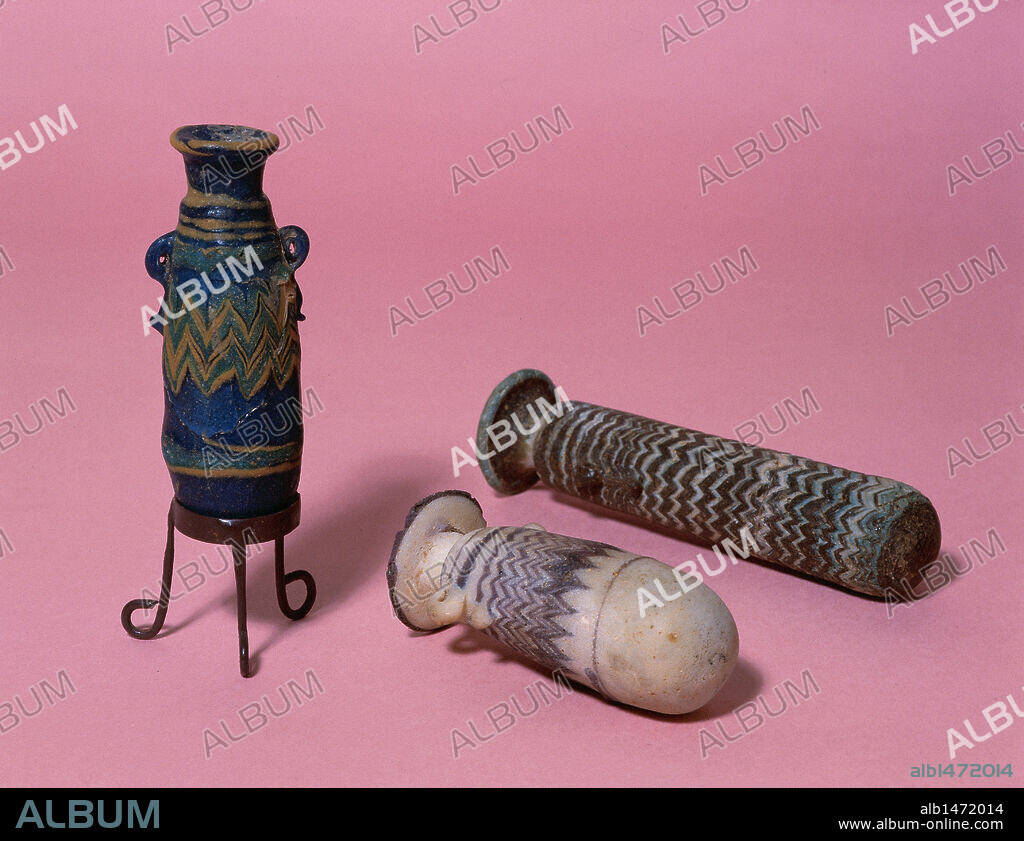 ARTE PUNICO GRIEGO. ESPAÑA. "ALABASTRAS DE VITRIOS COLORADOS". Pequeños objetos vinculados al mundo femenino, usados para contener perfumes caros, con diversas decoraciones. Fechados entre los s. IV y s. VI a. C. Procedentes de la colonia griega de "Empuries" (Emporion), Provincia de Girona. Museo Arqueológico de Barcelona. Cataluña.