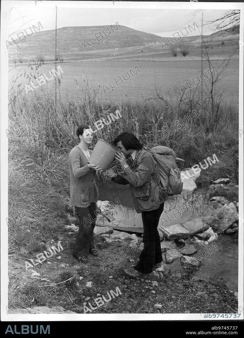 17 enero 1975. Un joven estudiante Japonés, Koji Kawai, autor de una guía Turística de España en Japonés, Recorre actualmente A pie el camino de Santiago, A fin de redactar un nuevo libro.