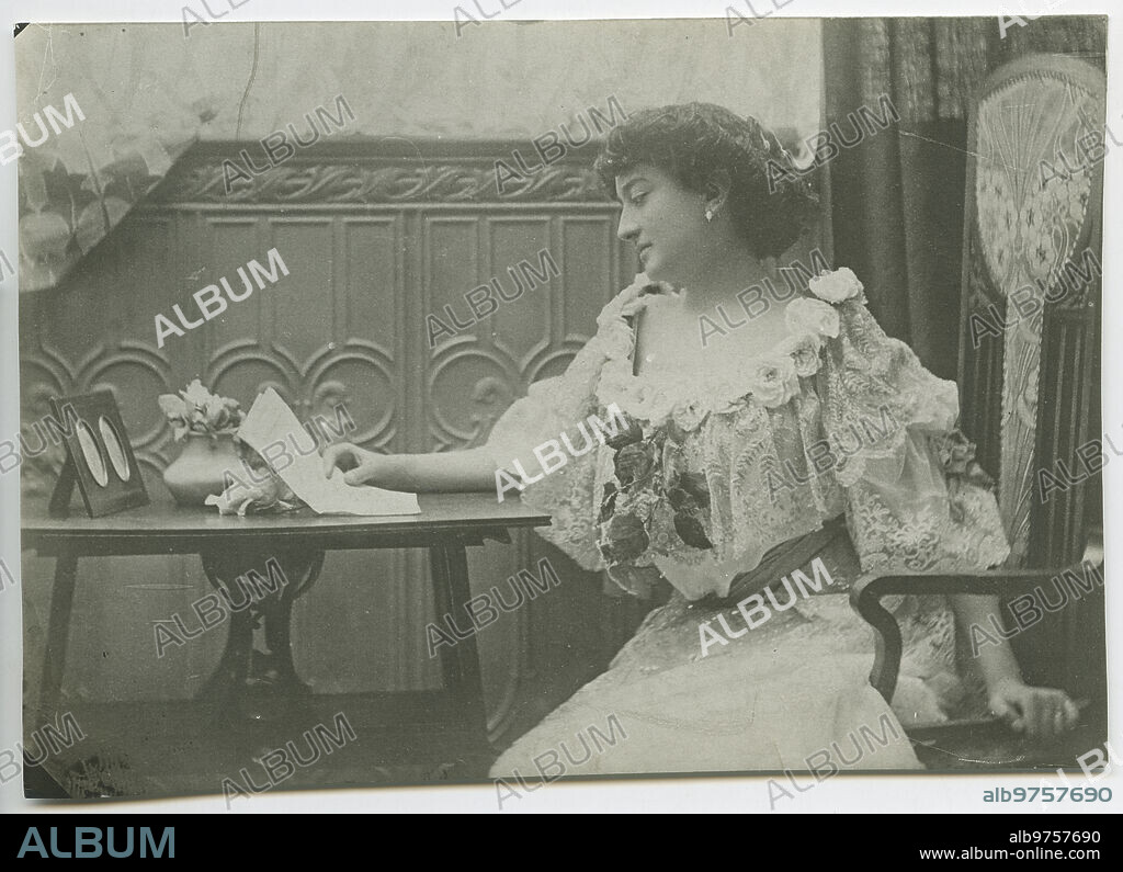 October 1907. Actresses of the Comedy Theater. Actress Mercedes Pérez de Vargas. Possible signature: Pellicoani, Franzbn, Audouard or Castillo.