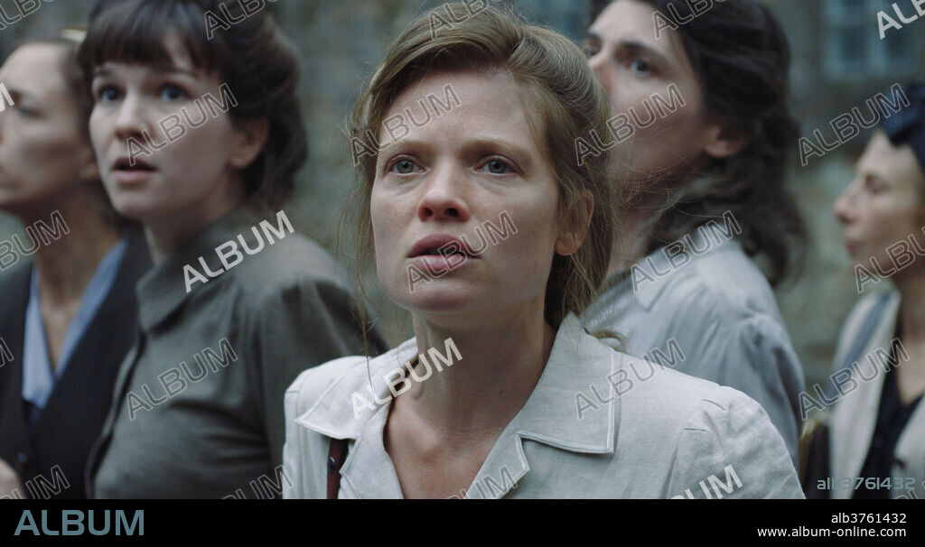 MELANIE THIERRY en MARGUERITE DURAS. PARÍS 1944, 2017 (LA DOULEUR), dirigida por EMMANUEL FINKIEL. Copyright Cinéfrance Plus / Les Films du Poisson / KNM / Versus Produc.