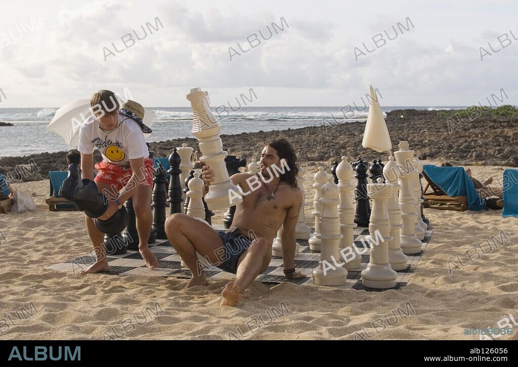 JACK MCBRAYER and RUSSELL BRAND in FORGETTING SARAH MARSHALL, 2008, directed by NICHOLAS STOLLER. Copyright APATOW PRODUCTIONS / WILSON, GLEN.