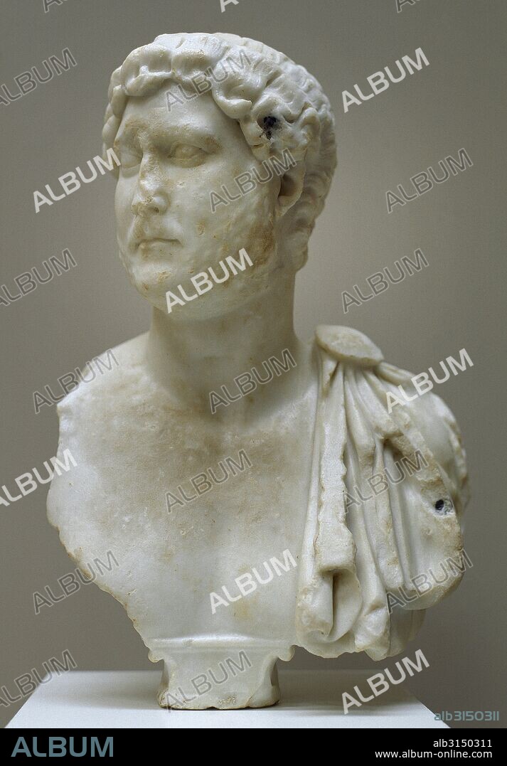 ADRIANO, Publio Elio (Publius Aelius Adrianus) (Itálica,76-Bayas,138). Emperador romano (117-138). Hijo de Publio Elio Adriano Afer y de Domicia Paulina y sucesor de su primo Trajano. Busto de ADRIANO (118-121 d. C.). Procedente de Milrreo Estoi, Faro, Portugal. Museo Arqueológico e Lapidar Infante Dom Henrique. Faro. Portugal.