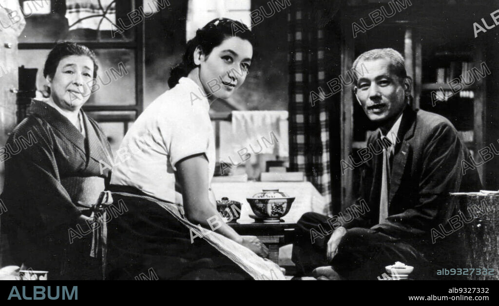 CHIEKO HIGASHIYAMA, CHISHU RYU and SETSUKO HARA in TOKYO STORY, 1953 (TOKYO MONOGATARI), directed by YASUJIRO OZU. Copyright SHOCHIKU FILMS.