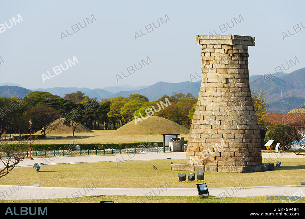 Cheomseongdae Astronomical Observation Tower, Royal Tombs burial mounds, UNESCO World Heritage Site, Gyeongju, Gyeongsangbuk-do, South Korea, Asia.