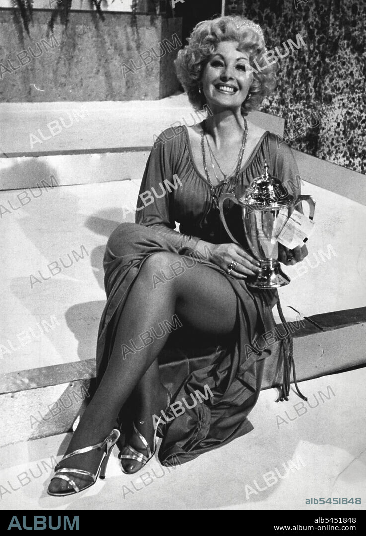 Britain's Most Glamorous Granny - Winner. Glamorous granny Verona.
The lovely legs of Verona Sampson have always turned heads, wherever she want, but even export 'leg men' will be amazed to learn that Verona is not only a granny but a stately 54 years old: Diveroce Verona, from Canley near Coventry, won the title of Britain's Most Glamorous Grandmother on the BBC TV Nationwide programme on Tuesday 18th March. Against stiff competition, she won £1,000, a holiday for two in Brazil and a silver cup to remained her of the thrill. After the announcement, Verona said: "I was stunned when they chose me. March 19, 1950. (Photo by Syndication International).