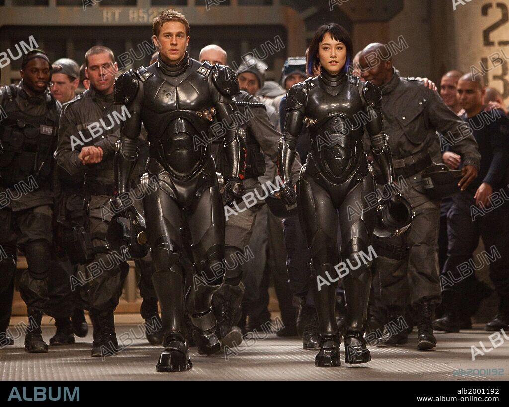 CHARLIE HUNNAM und RINKO KIKUCHI in PACIFIC RIM, 2013, unter der Regie von GUILLERMO DEL TORO. Copyright LEGENDARY PICTURES.