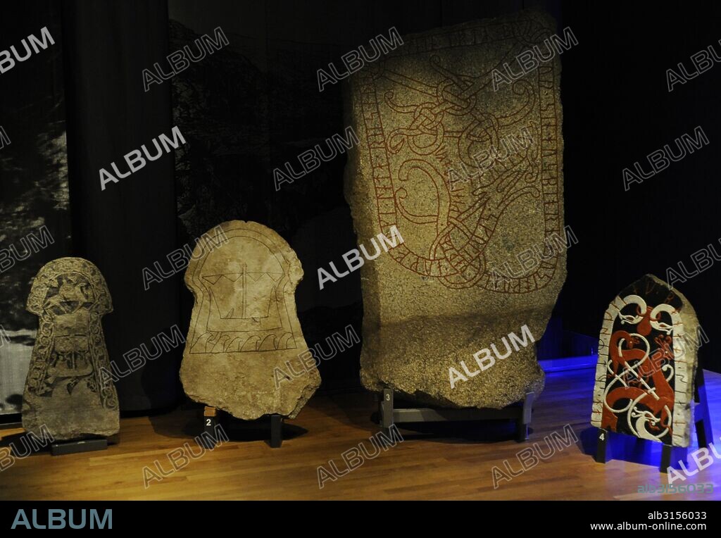 Piedras rúnicas. 1. Piedra de Lillbjärs, Gotland; 2. Piedra Gotland (localidad desconocida); 3. Piedra rúnica de Resmo, Isla de Öland. Texto: Ina erigió la piedra en memoria de Sveina, su marido y 4. Piedra rúnica de Torsätra, provincia de Uppland. Texto: Skule y Folke levantaron la piedra en memoria de su hermano Husbjörn, que enfermó al recoger impuestos en Gotland. Museo Histórico. Estocolmo. Suecia.