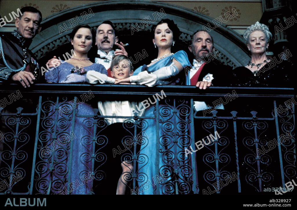 Dame Maggie Smith et IAN McKELLEN. IAN McKELLEN et MAGGIE SMITH dans RICHARD III, 1995, réalisé par RICHARD LONCRAINE. Copyright MAYFAIR ENTERTAINMENT INTERNATIONAL / BAILEY, ALEX.