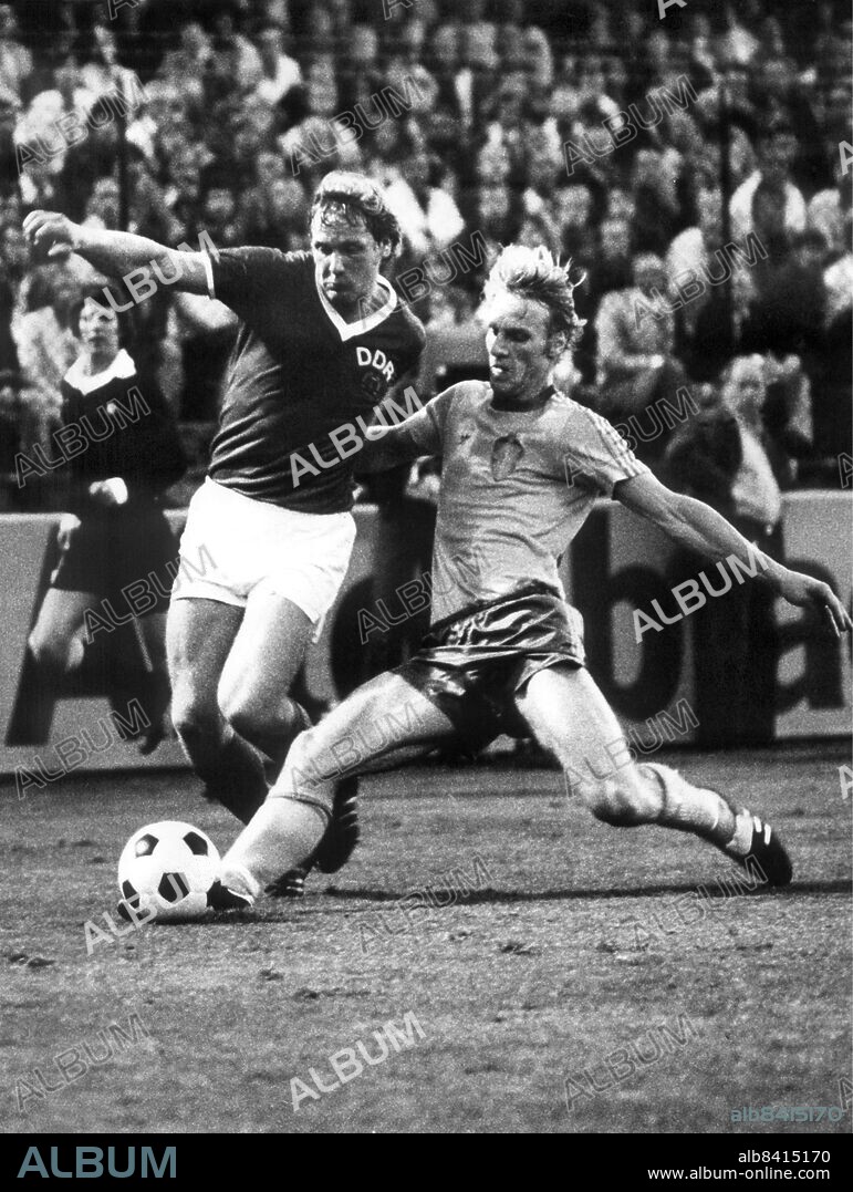 STOCKHOLM 19770817 - Fotboll, landskamp mellan Sverige och Östtyskland på Råsunda. Benny Wendt (h) i kamp med östtysken Hans-Jürgen Dörner. Foto: Lars Groth Kod: 19 COPYRIGHT SCANPIX SWEDEN.