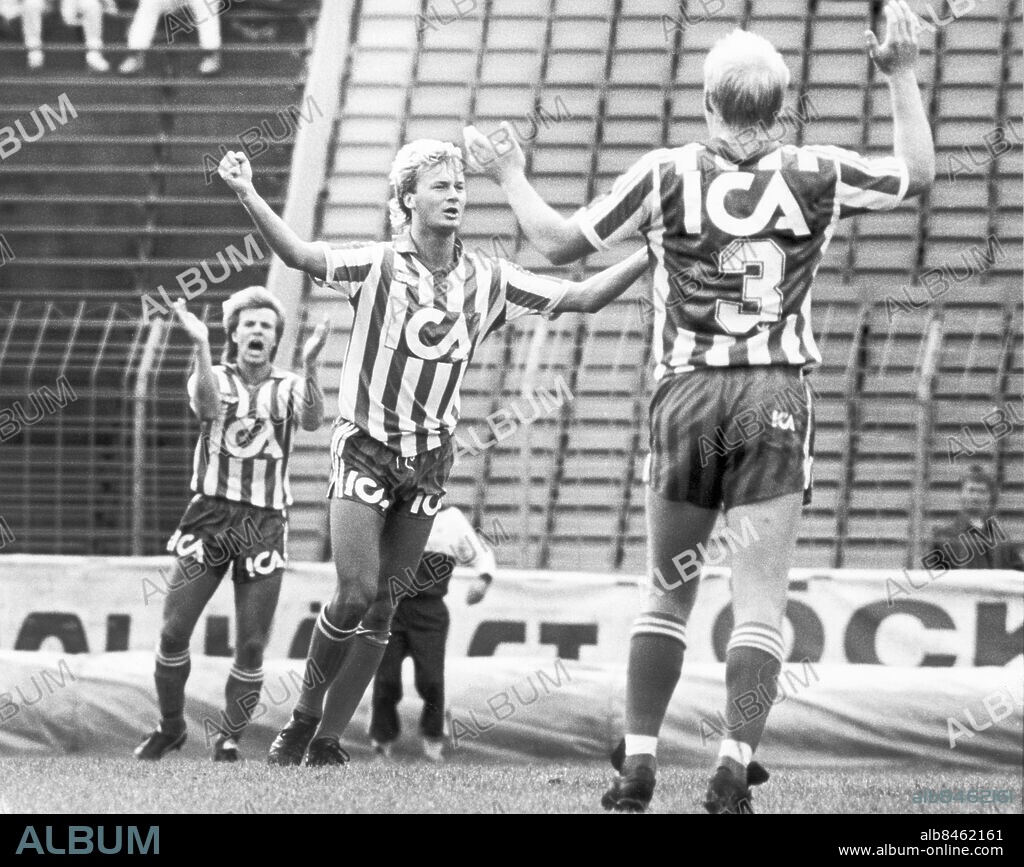 Göteborg - 1987-09-26 - I mitten ses Lars Zetterlund - längst bak Roland Nilsson - nummer 3 Tord Holmgren - fotbollsspelare i IFK Göteborg - Nya Ullevi - *** Local Caption *** GP - Bengt Christian. KAMERAREPORTAGE.